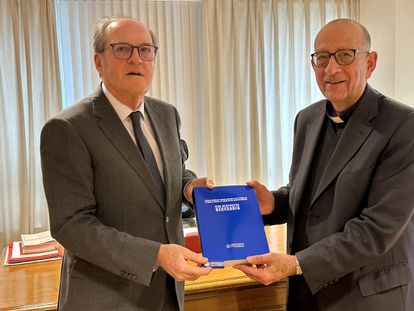 El Defensor del Pueblo, Ángel Gabilondo, entrega el informe sobre abusos sexuales en la Iglesia al presidente de la Conferencia Episcopal Española, el cardenal Juan José Omella.