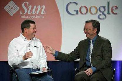 De izquierda a derecha, los directores generales Scott McNealy (Sun) y Eric Schmidt (Google).
