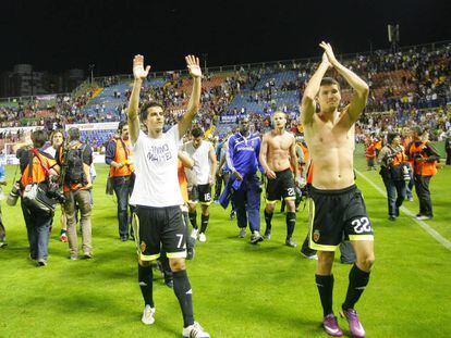 Los jugadores del Zaragoza celebran la permanencia en 2011.