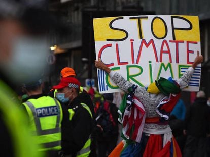 Manifestante frente a la COP26 en Glasgow
