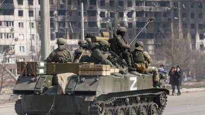 Soldados rusos sobre un tanque en Mariupol, el 24 de marzo.