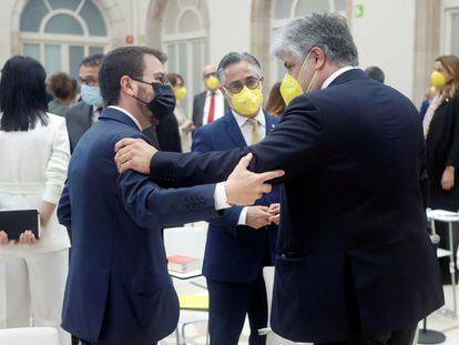 Pere Aragonès (a la izquierda) conversa con el presidente de Junts en el Parlament, Albert Batet.