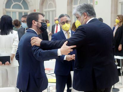 Pere Aragonès departe con los diputados de JxCat Albert Batet (derecha) y Ramon Tremosa (centro).