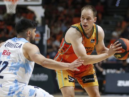 El base del Valencia Basket Klemen Prepelic intenta superar a Sergi Quintela, del Breogán, este miércoles en La Fonteta.