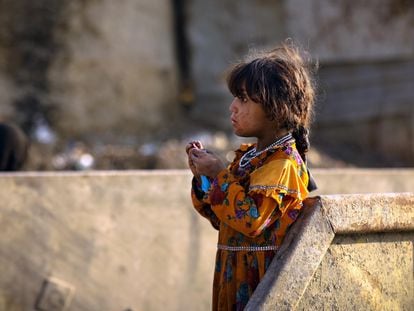 Una niña afgana posa para una fotografía cerca de un refugio temporal para personas desplazadas en Kabul.