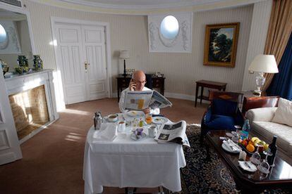 A las 8:05 el portavoz de CiU repasa varios periódicos, ante un generoso desayuno, en la habitación de un céntrico hotel madrileño.