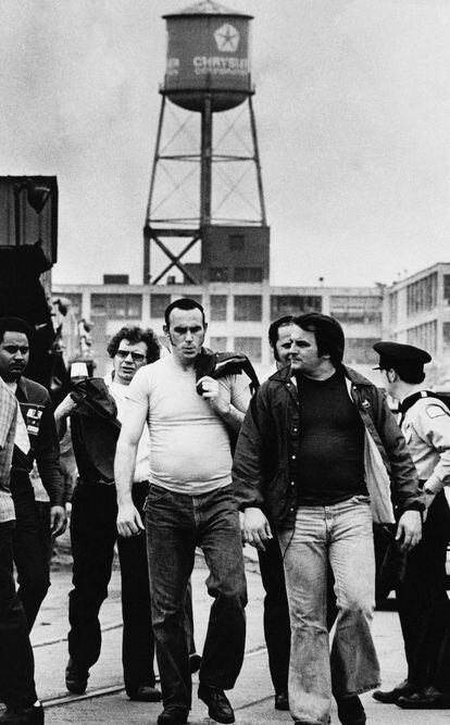 En esta imagen del 22 de abril de 1977 se ve como un grupo de trabajadores de Chrysler Corp Jefferson, abandonan la planta en un cambio de turno.