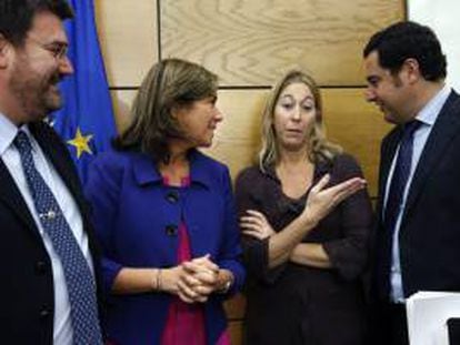 La ministra de Sanidad, Servicios Sociales e Igualdad, Ana Mato (2i), junto a los consejeros del País Vasco, Juan María Aburto (i), y de Cataluña, Neus Munté, y el secretario de Estado de Servicios Sociales e Igualdad, Juan Manuel Moreno (d).