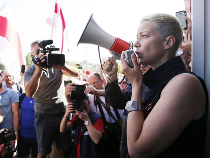 Kolesnikova habla con los trabajadores de una fábrica de tractores de Minsk durante una huelga, el pasado 17 de agosto.