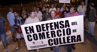 Un grupo de comerciantes de Cullera protestan contra los 'manteros'