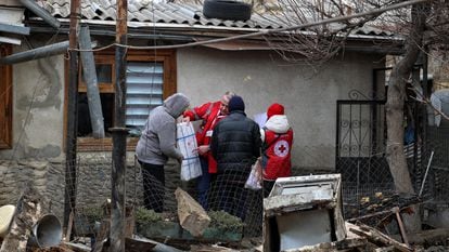 Voluntarios de la Cruz Roja atienden a una familia en Ucrania. getty images