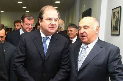 El presidente de la Junta de Castilla y León, Juan Vicente Herrera, charla con el empresario de la minería Manuel Lamelas Viloria.