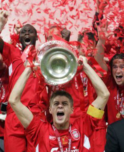 Gerrard levanta la copa de la Liga de Campeones conquistada en 2005