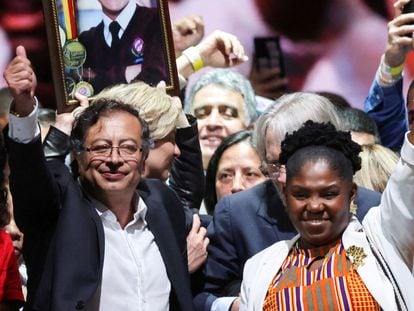 Gustavo Petro y Francia Márquez celebran el domingo su victoria en la segunda vuelta de las presidenciales colombianas.