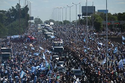 La marea humana era tan cerrada que no permitía el avance de la caravana por las calles de Buenos Aires.