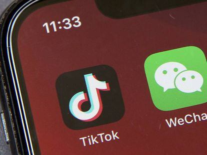 Las aplicaciones TikTok y WeChat en un móvil. 