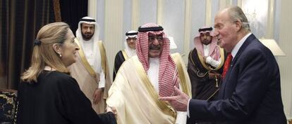 El príncipe Muqrin bin Abdulaziz Al Saud (en el centro), viceprimer ministro saudí y viceheredero, saluda a la ministra española de Fomento, Ana Pastor, en presencia del rey Juan Carlos, en el Palacio Rey Faisal, durante la visita oficial a Arabia Saudí el pasado mayo.
