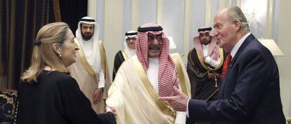 El pr&iacute;ncipe Muqrin bin Abdulaziz Al Saud (en el centro), viceprimer ministro saud&iacute; y viceheredero, saluda a la ministra espa&ntilde;ola de Fomento, Ana Pastor, en presencia del rey Juan Carlos, en el Palacio Rey Faisal, durante la visita oficial a Arabia Saud&iacute; el pasado mayo.