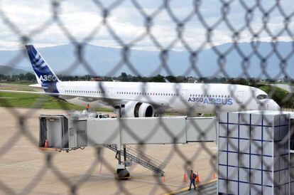 El A350 XWB, en el aeropuerto de Cochabamba durante una prueba del avión en altitud.