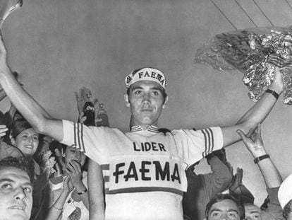 Eddy Merckx, como líder de la Volta tras la etapa de 1968 en Rosas (Girona). EFE