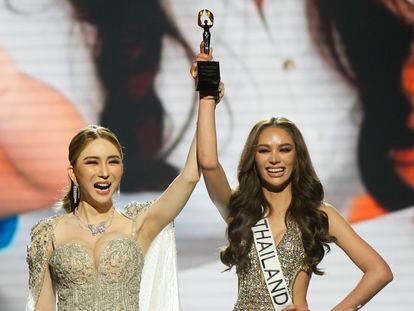 Anne Jakkaphong Jakrajutatip , consejera delegada de la empresa dueña de Miss Universo, entrega un premio durante la ceremonia final del año pasado, en Nueva Orleans.