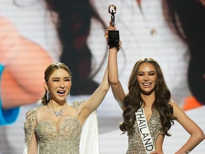 Anne Jakkaphong Jakrajutatip , consejera delegada de la empresa dueña de Miss Universo, entrega un premio durante la ceremonia final del año pasado, en Nueva Orleans.