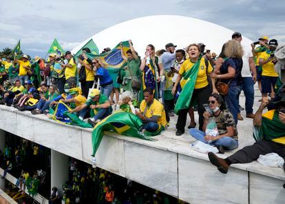 Simpatizantes de Jair Bolsonaro, el domingo en el techo del edificio del Congreso Nacional. 