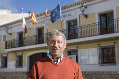 El alcalde de Casasimarro, Juan Sahuquillo (PP), frente al Ayuntamiento del pueblo.