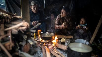 Una familia indígena cocina en su carpa, antes de que llegue la noche, en el campamento ubicado en el Parque Nacional de Bogotá, Colombia. Abril 20 de 2022. Foto Iván Valencia