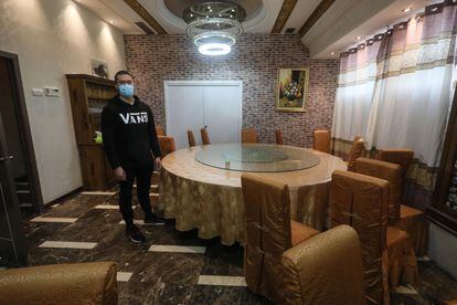 Kai Zhang, dueño del restaurante Gui Rong, en Usera, muestra uno de los comedores privados.