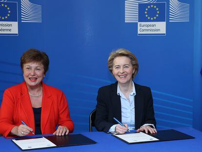 La directora del Fondo Monetario Internacional (FMI), Kristalina Georgieva y la Presidenta de la Comisión Europea, Ursula Von der Leyen en Bruselas, el 28 de enero de 2020.