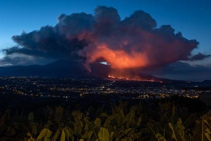 La erupción del volcán junto a la localidad de los Llanos de Aridane durante el amanecer del 19 de noviembre de 2021.