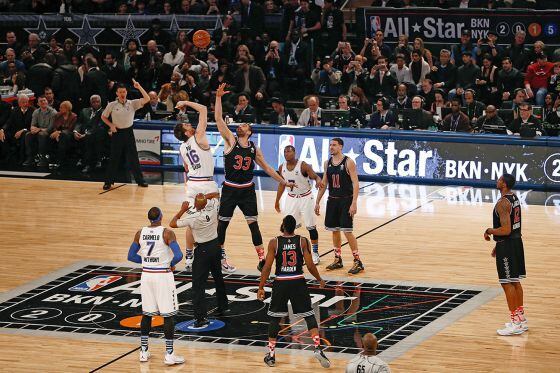 Pau y Marc Gasol realizan el salto inicial del último All Star Game. Era la primera vez que dos hermanos se enfrentaban en el Partido de las Estrellas de la NBA.