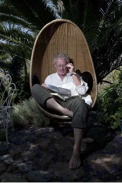 El escritor y músico británico Chris Stewart, en su cortijo en Las Alpujarras.