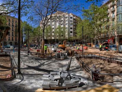 Obras de la Superilla en Barcelona, en Consell de Cent esquina con Enric Granados, el viernes.