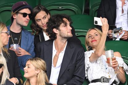 A los que también se ha podido ver disfrutar en las gradas de Wimbledon haciéndose selfis en grupo es a la actriz Sienna Miller junto a su pareja, Oli Green, y a la modelo e 'influencer' Alexa Chung, junto a su actual novio, el actor británico Tom Sturridge. Precisamente Sturridge es la expareja de Miller y padre de su hija Marlowe, de nueve años.