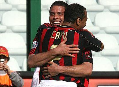 Ronaldo se abraza a su compañero Cafú