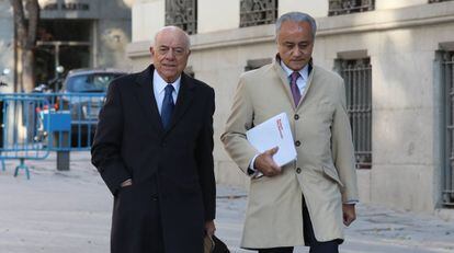 El expresidente del BBVA, Francisco González (a la izquierda), a su llegada a la Audiencia Nacional, este lunes.