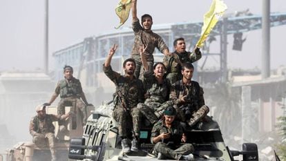 Milicianos sirios celebran en Raqa su victoria sobre el ISIS.