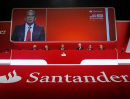 Junta de accionistas de Santander, presidida por Emilio Botín.