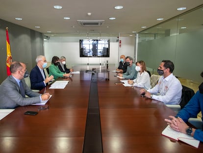 El vicepresidente económico de la Xunta, Francisco Conde, y la conselleira de Emprego e Igualdade, María Jesús Lorenzana, se reúnen con los comités de empresa de Ence.