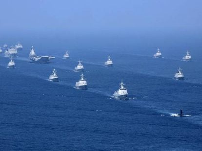 Un portaviones chino es escoltado este jueves por submarinos y fragatas, en el mar del Sur de China.