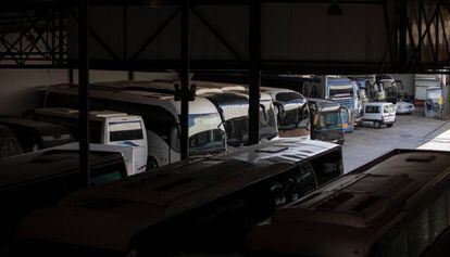Autocars de l'empresa Hispabus, en un garatge de Cornellà de Llobregat.