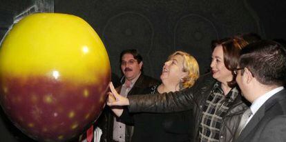 Clara Aguilera (centro) y Mar Moreno (derecha), en la inauguración del Museo Activo del Aceite de Oliva y la Sostenibilidad.