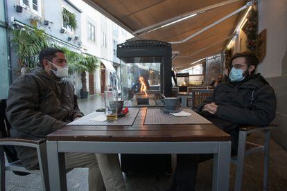 Dos hombres, en una terraza en Lugo el pasado 30 de diciembre.