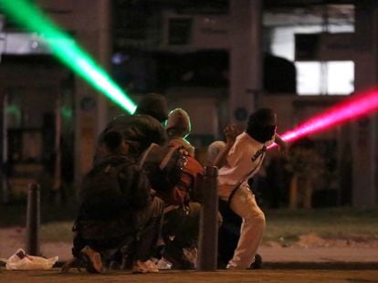 Jóvenes protestan contra el Gobierno el lunes, en Bogotá.