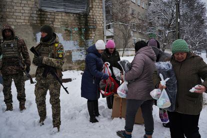 Un grupo de personas recibe ayuda en Kupiansk (Járkov).