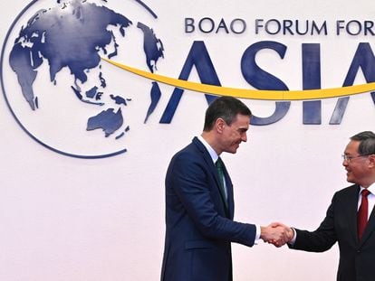 El presidente del Gobierno español, Pedro Sánchez, y el primer ministro chino, Li Qiang, se saludan este jueves en Boao, durante la celebración del Foro Económico de Boao.
