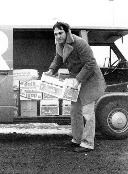José Comas carga la furgoneta con la que entró en Polonia en 1981.