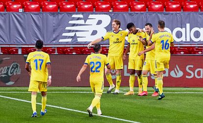 Los jugadores del Cádiz celebran el gol en su partido contra el Athletic de Bilbao en San Mamés este jueves